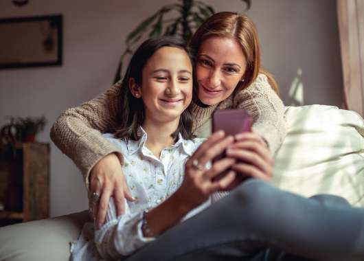 mom-watching-daughter-use-social-media-safely