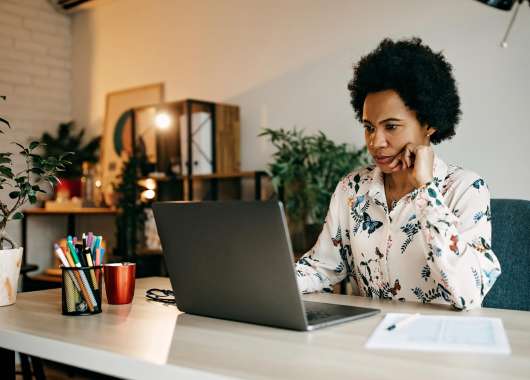 woman-concerned-on-laptop