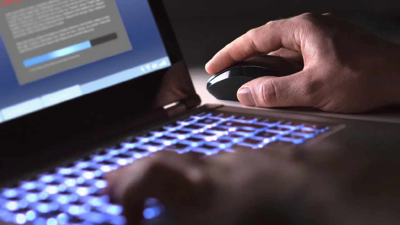 A person browsing on his laptop